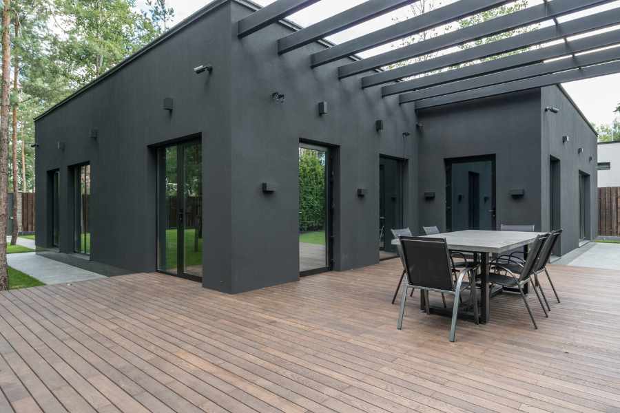 Color negre elegant i modern per a una terrassa