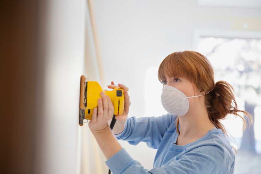 Lijado de pared antes de pintar en casa