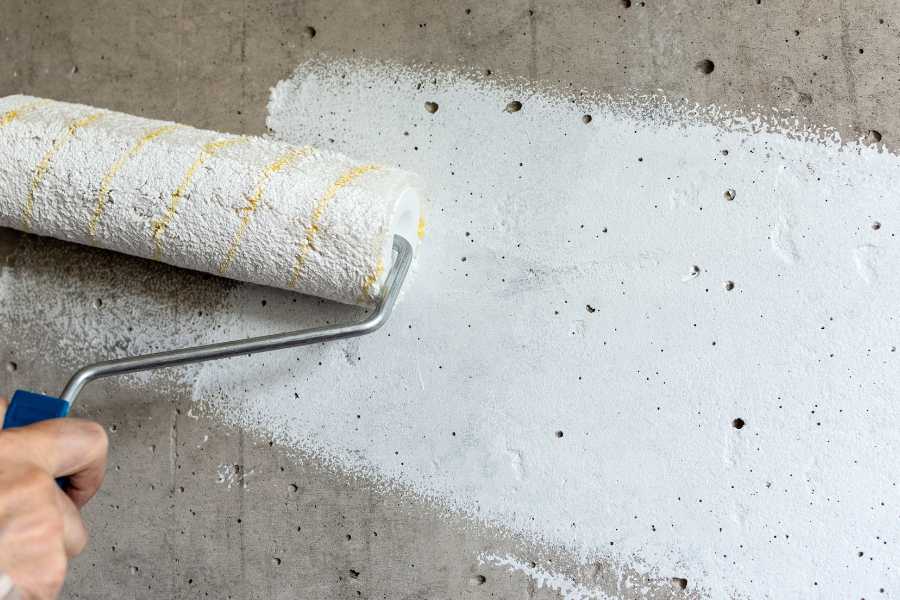 pìntura blanca sobre hormigón