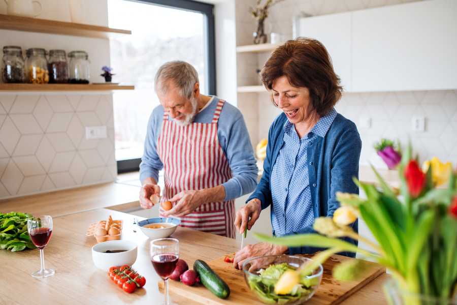pareja cocinando