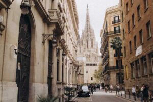 Lee más sobre el artículo Presupuesto pintar piso en Barcelona: qué incluye, qué factores lo condicionan y cuánto tarda el proceso