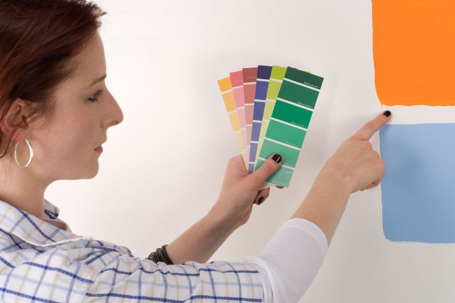 mujer eligiendo color para pintar la pared